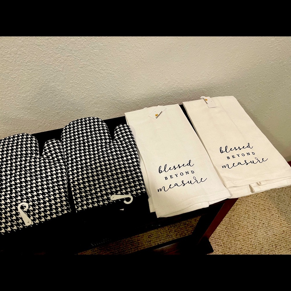 Black and white towels and place mates